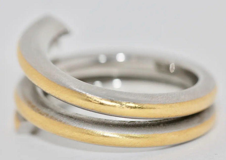 Modernistischer Solitärring aus 950 Platin und 21,6 Karat Gelbgold mit 0,53 ct Diamant (D/IF)