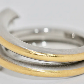 Modernistischer Solitärring aus 950 Platin und 21,6 Karat Gelbgold mit 0,53 ct Diamant (D/IF)