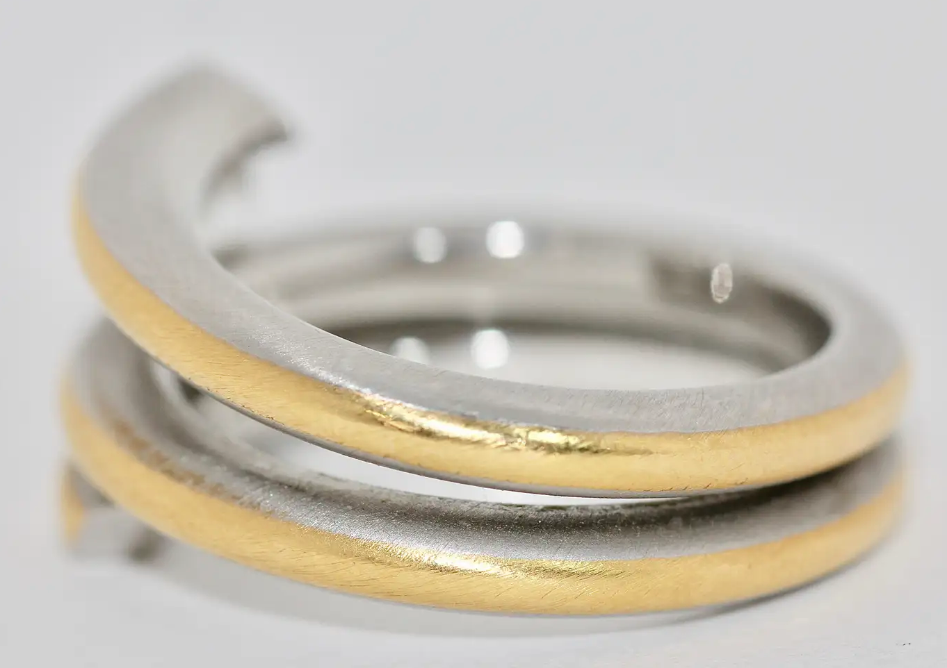 Modernistischer Solitärring aus 950 Platin und 21,6 Karat Gelbgold mit 0,53 ct Diamant (D/IF)