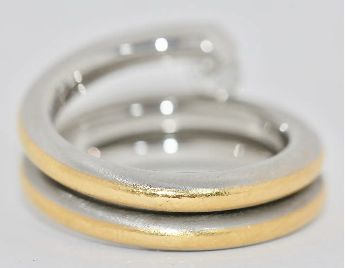 Modernistischer Solitärring aus 950 Platin und 21,6 Karat Gelbgold mit 0,53 ct Diamant (D/IF)