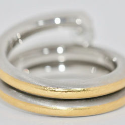 Modernistischer Solitärring aus 950 Platin und 21,6 Karat Gelbgold mit 0,53 ct Diamant (D/IF)