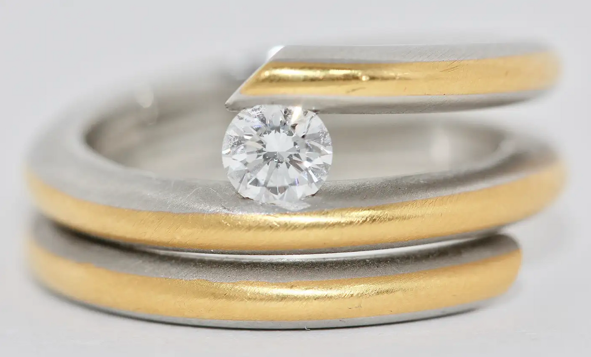 Modernistischer Solitärring aus 950 Platin und 21,6 Karat Gelbgold mit 0,53 ct Diamant (D/IF)