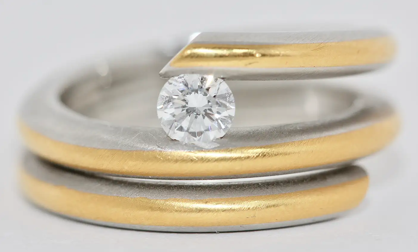 Modernistischer Solitärring aus 950 Platin und 21,6 Karat Gelbgold mit 0,53 ct Diamant (D/IF)