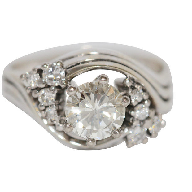 Solitärring aus 18 Karat Weißgold mit 1.05 ct Diamant und Brillanten