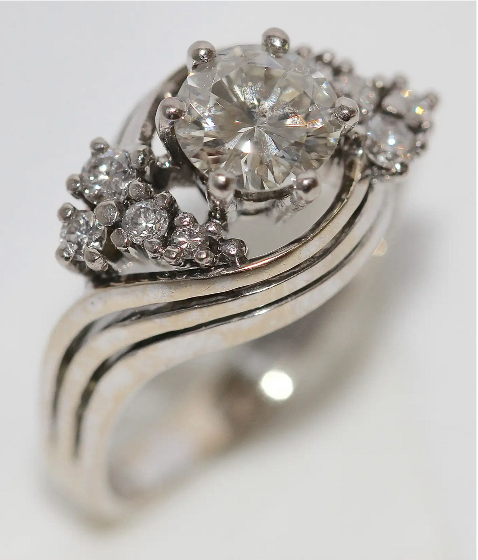 Solitärring aus 18 Karat Weißgold mit 1.05 ct Diamant und Brillanten