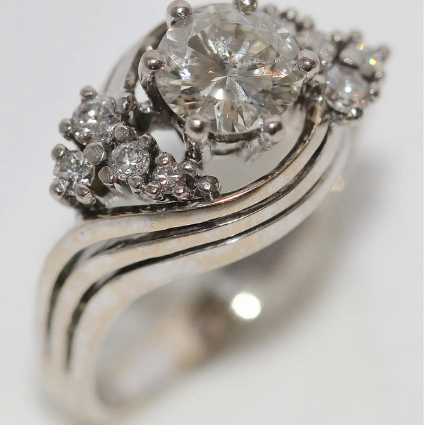 Solitärring aus 18 Karat Weißgold mit 1.05 ct Diamant und Brillanten