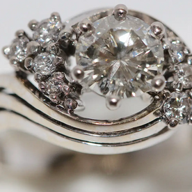 Solitärring aus 18 Karat Weißgold mit 1.05 ct Diamant und Brillanten