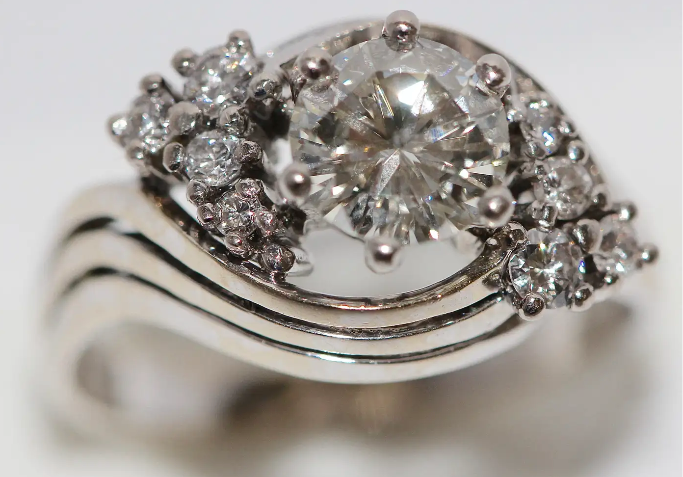 Solitärring aus 18 Karat Weißgold mit 1.05 ct Diamant und Brillanten