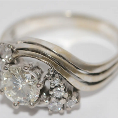 Solitärring aus 18 Karat Weißgold mit 1.05 ct Diamant und Brillanten