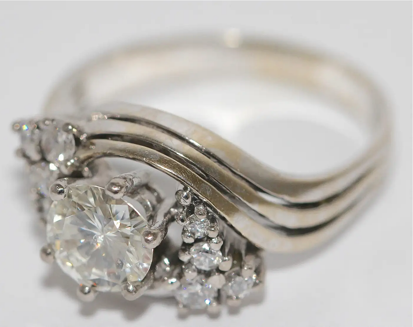 Solitärring aus 18 Karat Weißgold mit 1.05 ct Diamant und Brillanten