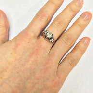 Solitärring aus 18 Karat Weißgold mit 1.05 ct Diamant und Brillanten