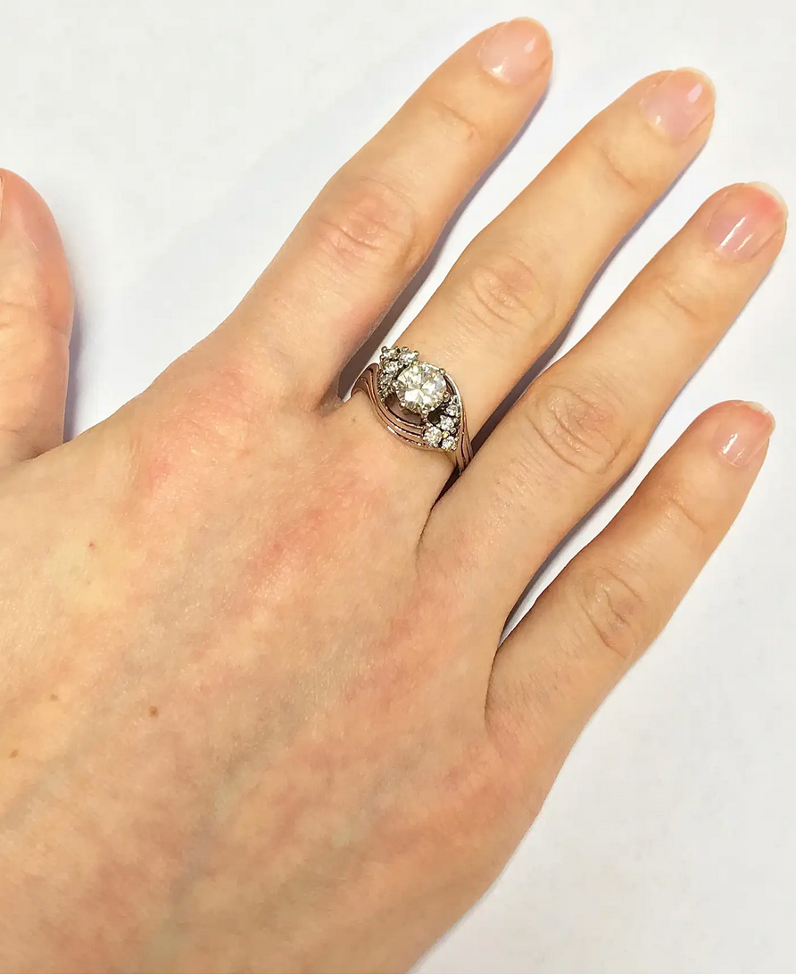 Solitärring aus 18 Karat Weißgold mit 1.05 ct Diamant und Brillanten