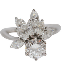 Diamantring aus 18 Karat Weißgold mit 1.01 ct Solitär und Marquise-Diamanten