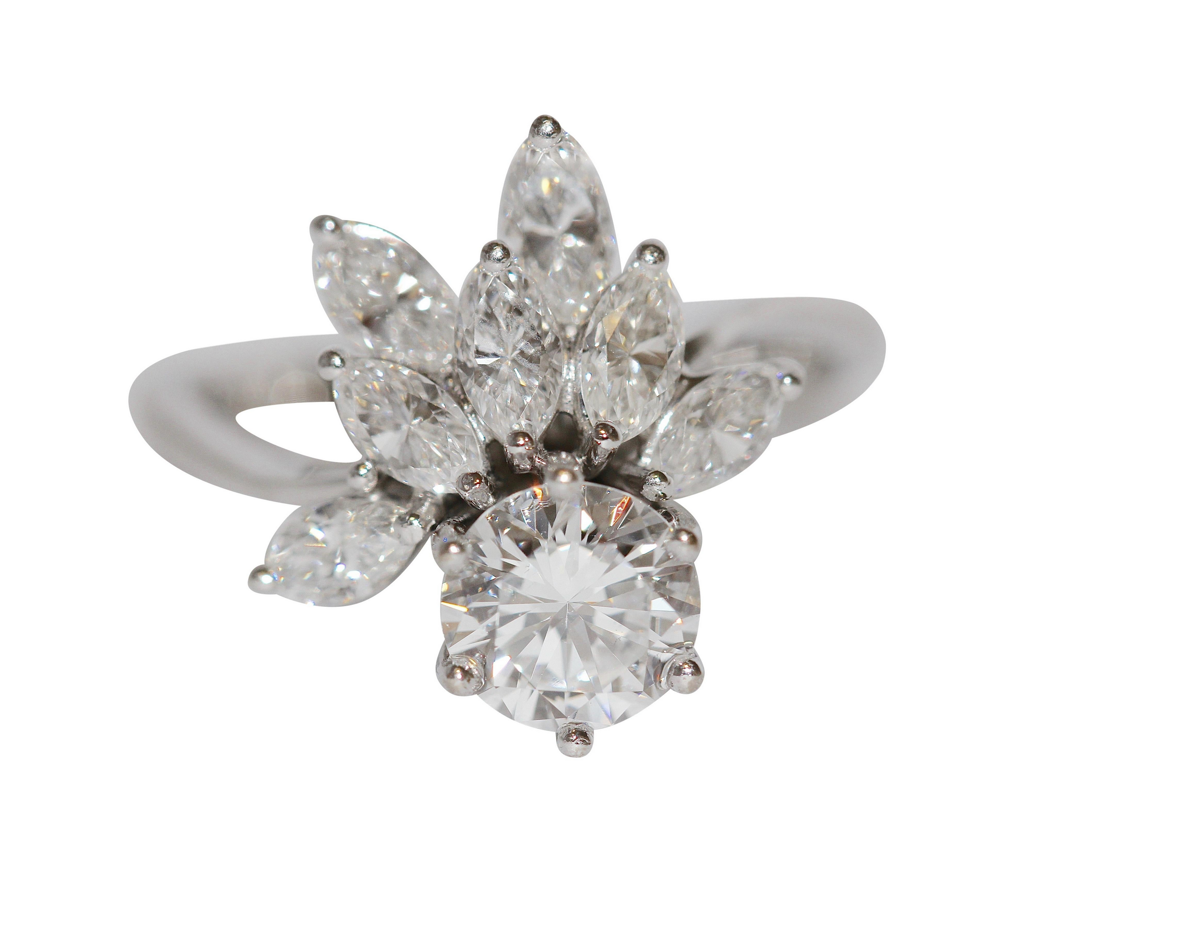 Diamantring aus 18 Karat Weißgold mit 1.01 ct Solitär und Marquise-Diamanten