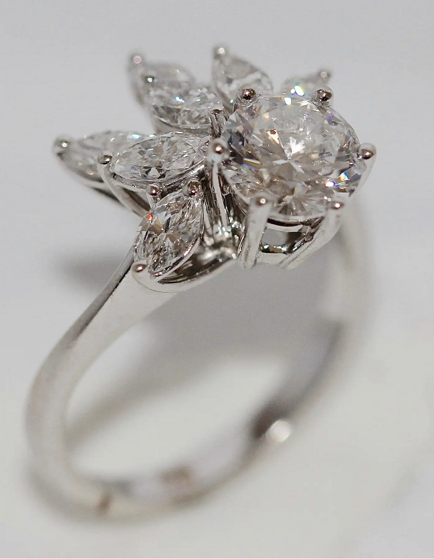 Diamantring aus 18 Karat Weißgold mit 1.01 ct Solitär und Marquise-Diamanten