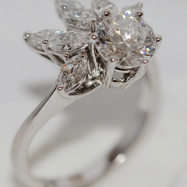 Diamantring aus 18 Karat Weißgold mit 1.01 ct Solitär und Marquise-Diamanten