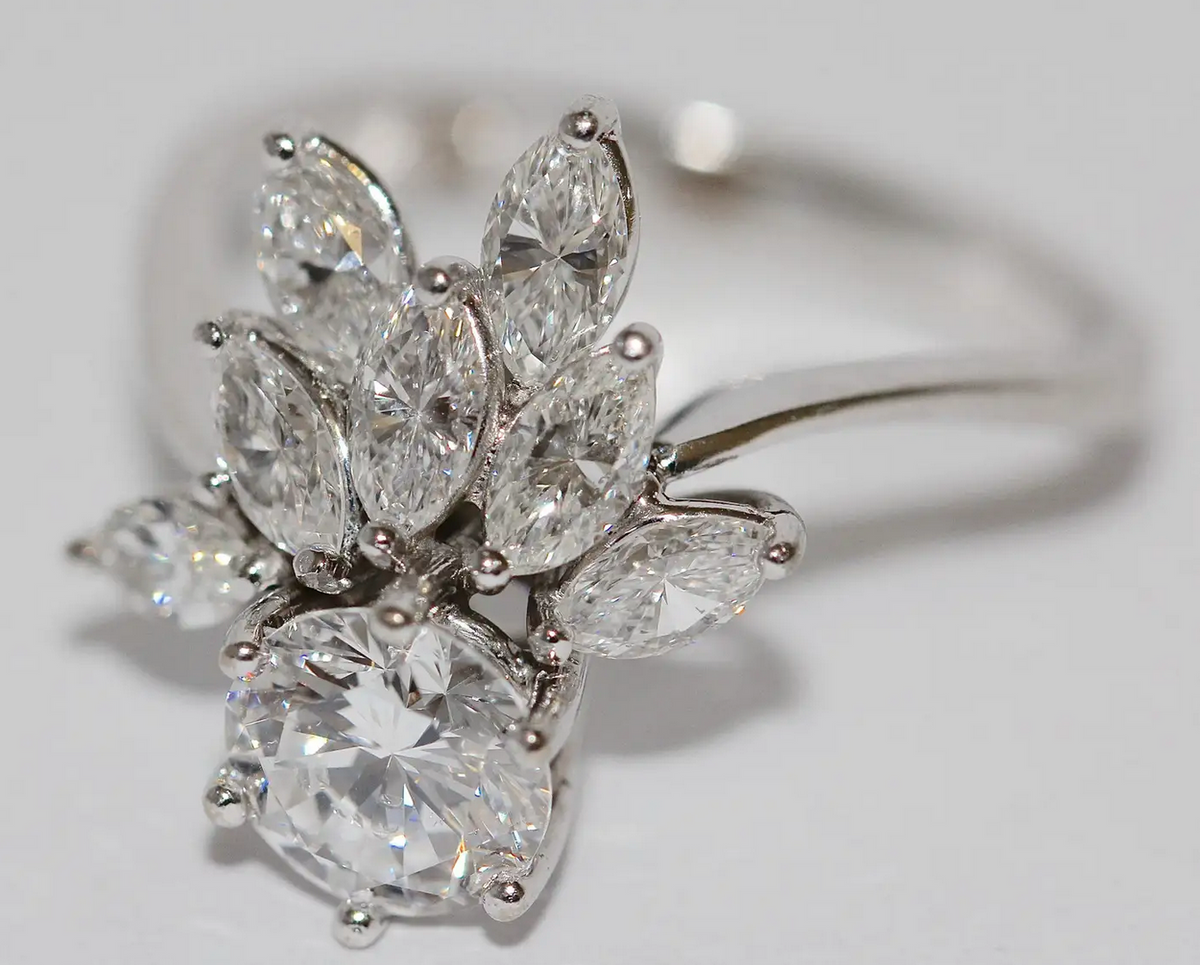 Diamantring aus 18 Karat Weißgold mit 1.01 ct Solitär und Marquise-Diamanten