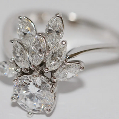 Diamantring aus 18 Karat Weißgold mit 1.01 ct Solitär und Marquise-Diamanten