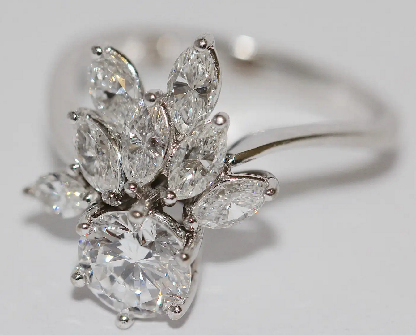 Diamantring aus 18 Karat Weißgold mit 1.01 ct Solitär und Marquise-Diamanten