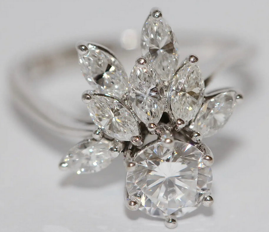 Diamantring aus 18 Karat Weißgold mit 1.01 ct Solitär und Marquise-Diamanten