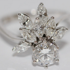 Diamantring aus 18 Karat Weißgold mit 1.01 ct Solitär und Marquise-Diamanten