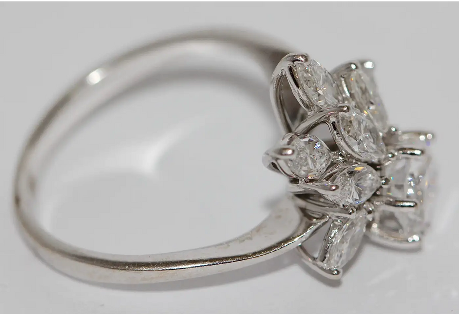 Diamantring aus 18 Karat Weißgold mit 1.01 ct Solitär und Marquise-Diamanten