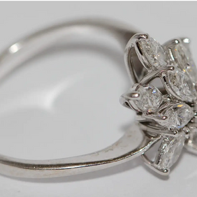 Diamantring aus 18 Karat Weißgold mit 1.01 ct Solitär und Marquise-Diamanten