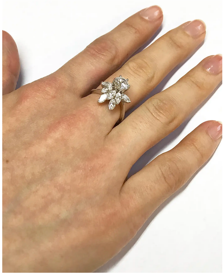 Diamantring aus 18 Karat Weißgold mit 1.01 ct Solitär und Marquise-Diamanten