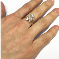 Diamantring aus 18 Karat Weißgold mit 1.01 ct Solitär und Marquise-Diamanten