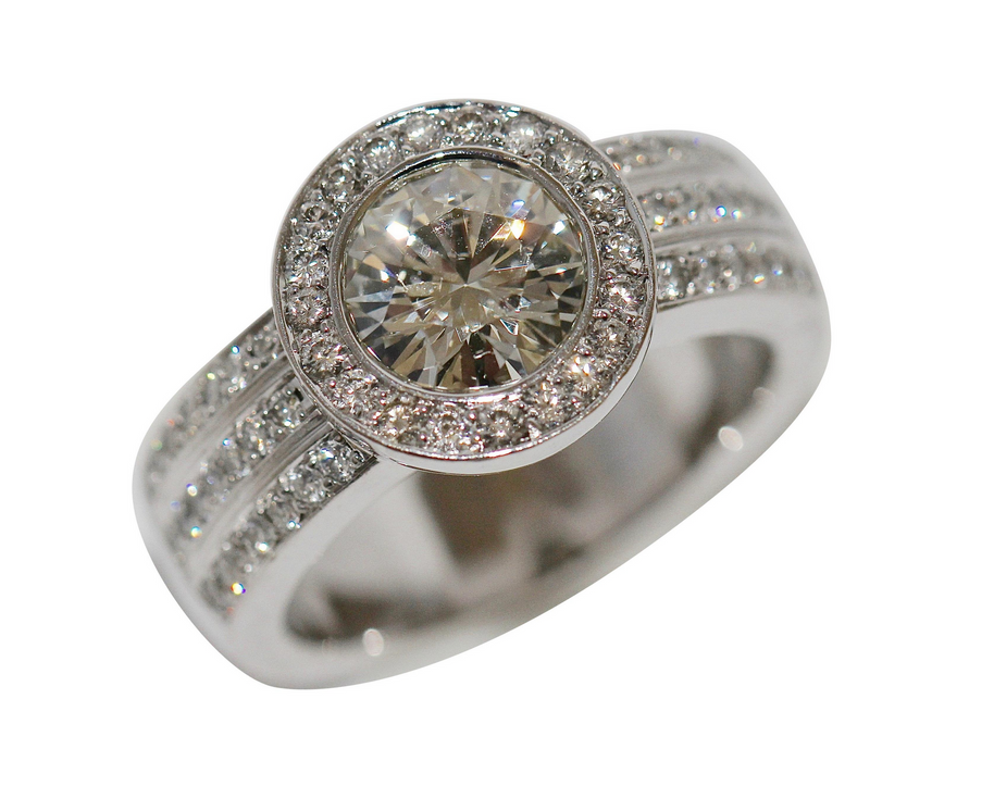 2.10 ct Solitärring aus 18 Karat Weißgold Diamant und Pavé-Besatz