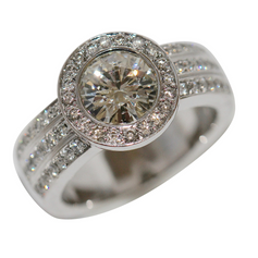 2.10 ct Solitärring aus 18 Karat Weißgold Diamant und Pavé-Besatz