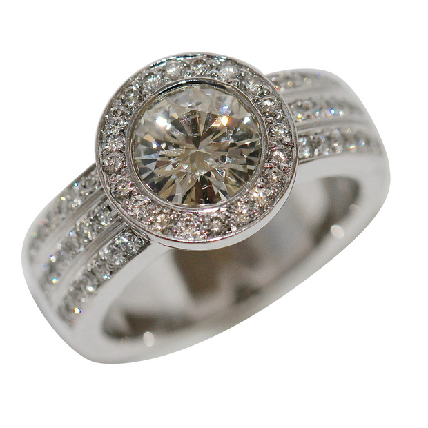 2.10 ct Solitärring aus 18 Karat Weißgold Diamant und Pavé-Besatz