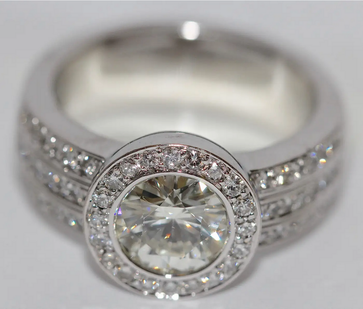 2.10 ct Solitärring aus 18 Karat Weißgold Diamant und Pavé-Besatz