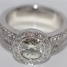 2.10 ct Solitärring aus 18 Karat Weißgold Diamant und Pavé-Besatz