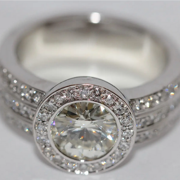 2.10 ct Solitärring aus 18 Karat Weißgold Diamant und Pavé-Besatz