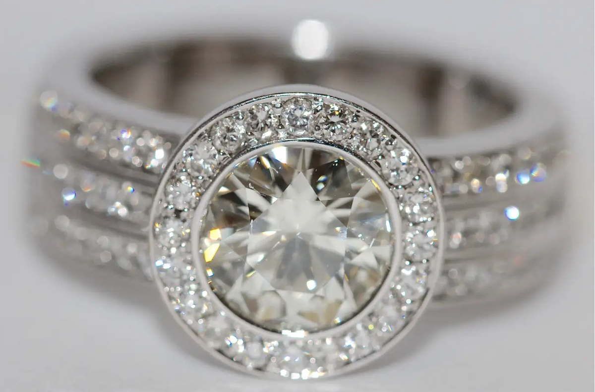 2.10 ct Solitärring aus 18 Karat Weißgold Diamant und Pavé-Besatz