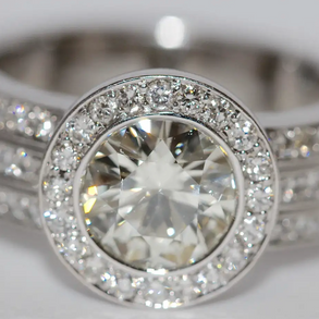 2.10 ct Solitärring aus 18 Karat Weißgold Diamant und Pavé-Besatz