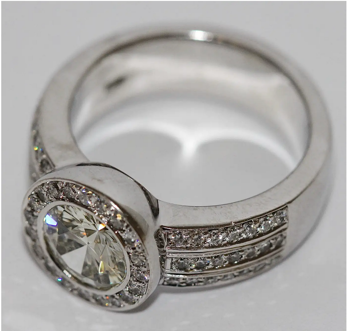 2.10 ct Solitärring aus 18 Karat Weißgold Diamant und Pavé-Besatz
