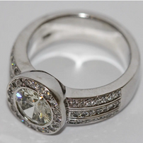 2.10 ct Solitärring aus 18 Karat Weißgold Diamant und Pavé-Besatz