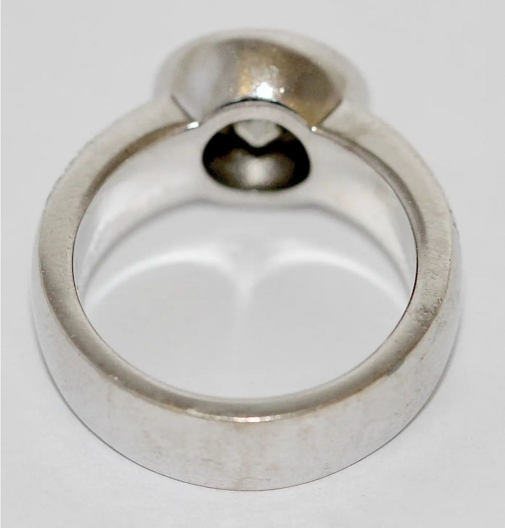 2.10 ct Solitärring aus 18 Karat Weißgold Diamant und Pavé-Besatz