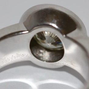 2.10 ct Solitärring aus 18 Karat Weißgold Diamant und Pavé-Besatz