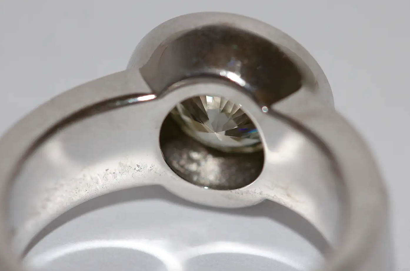 2.10 ct Solitärring aus 18 Karat Weißgold Diamant und Pavé-Besatz