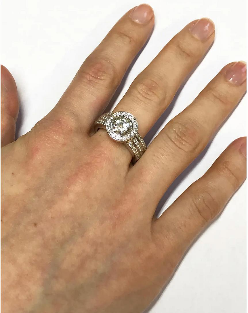 2.10 ct Solitärring aus 18 Karat Weißgold Diamant und Pavé-Besatz