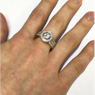 2.10 ct Solitärring aus 18 Karat Weißgold Diamant und Pavé-Besatz