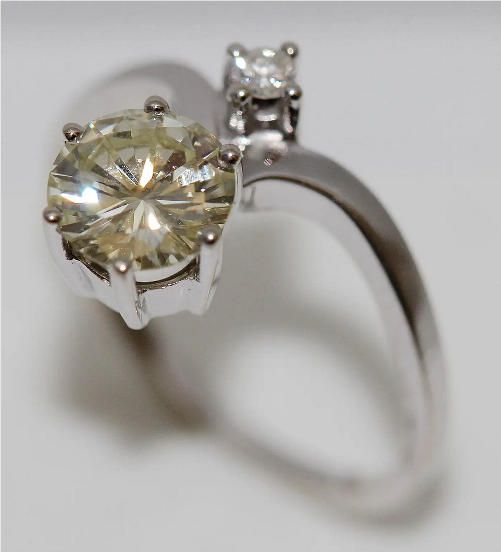 Diamantring Weißgold mit großem Solitär und feinem Akzentstein