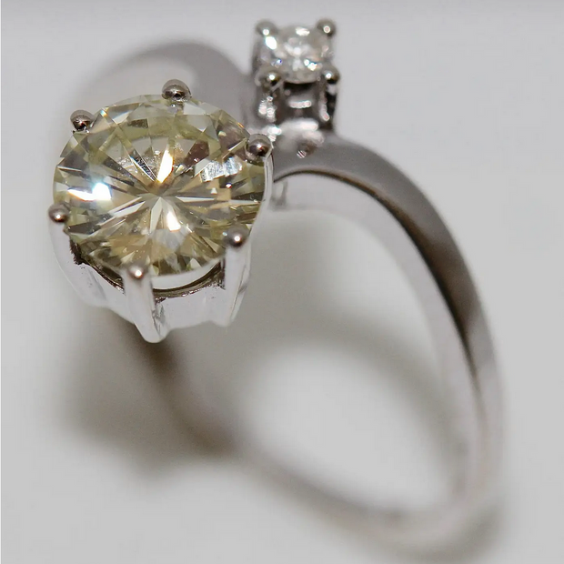 Diamantring Weißgold mit großem Solitär und feinem Akzentstein