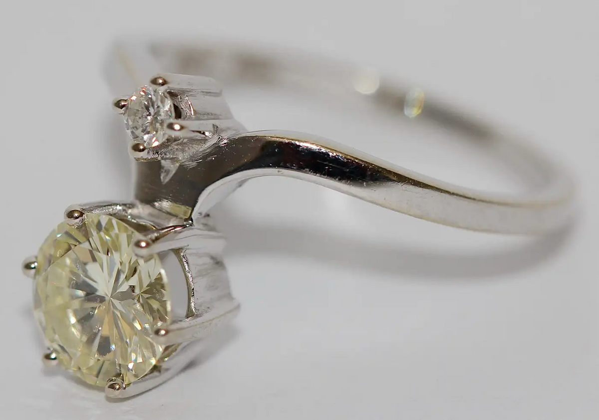 Diamantring Weißgold mit großem Solitär und feinem Akzentstein