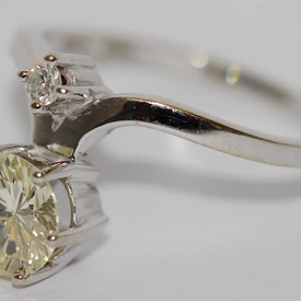 Diamantring Weißgold mit großem Solitär und feinem Akzentstein