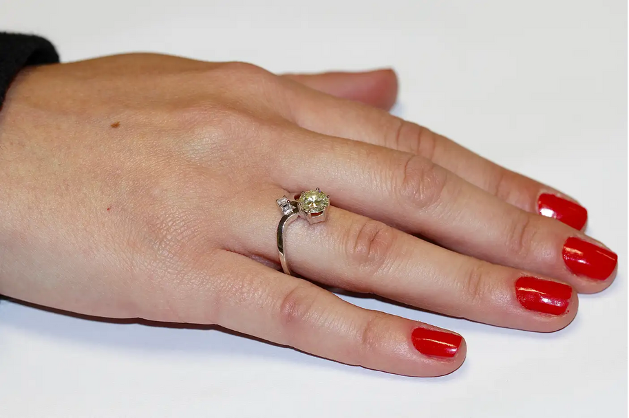 Diamantring Weißgold mit großem Solitär und feinem Akzentstein