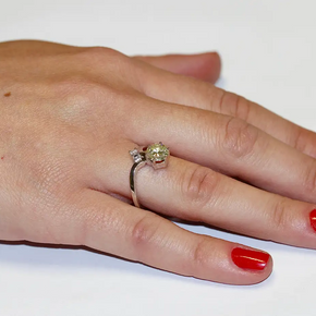 Diamantring Weißgold mit großem Solitär und feinem Akzentstein